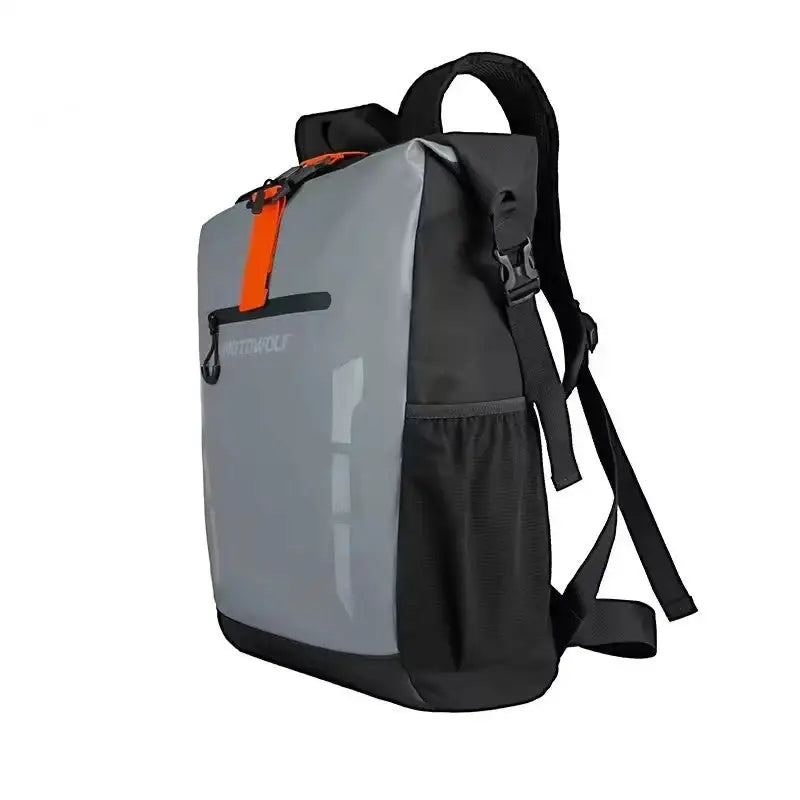 Sac à dos gris et noir avec sangle orange.