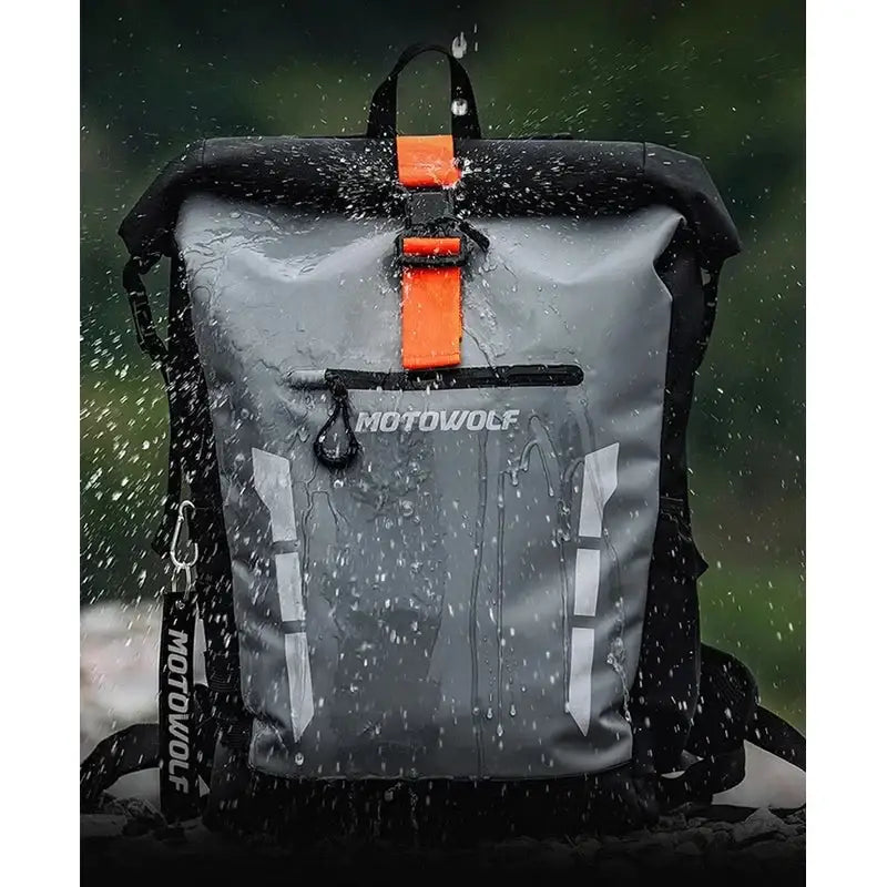 Sac à dos imperméable gris et noir avec sangle orange.