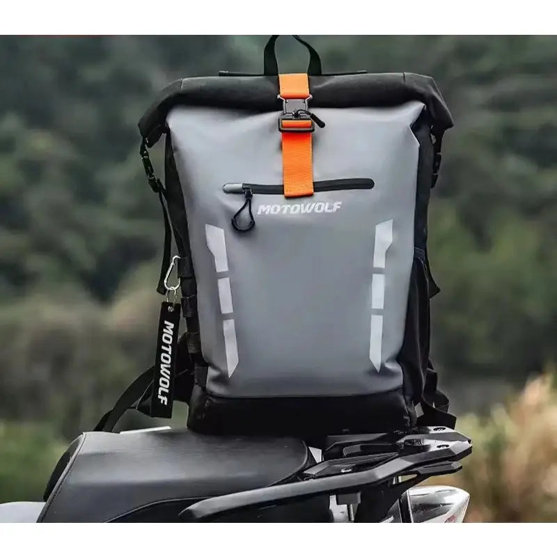 Sac à dos imperméable gris et noir.