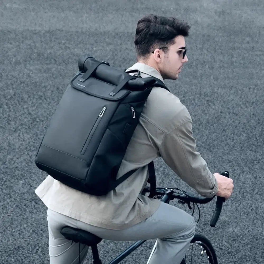 Sac à dos à roulettes noir.