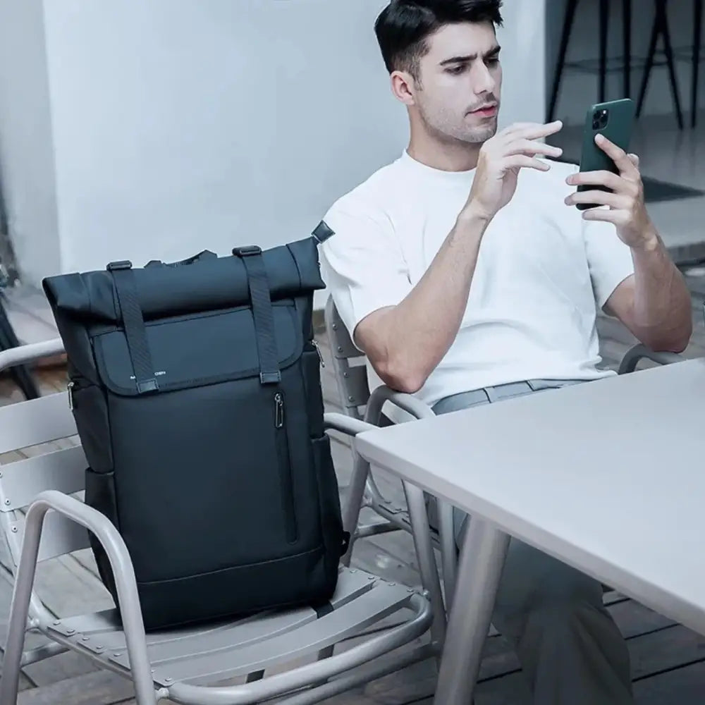 Sac à dos à roulettes noir.