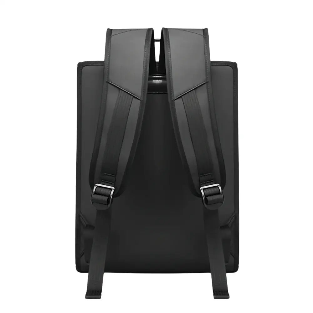 Sac à dos noir avec bretelles.