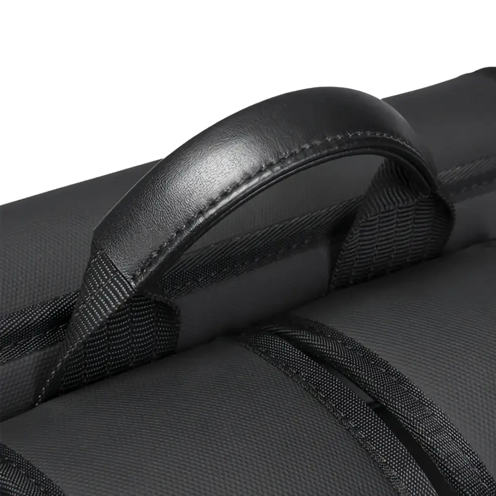 Poignée de sac noire.