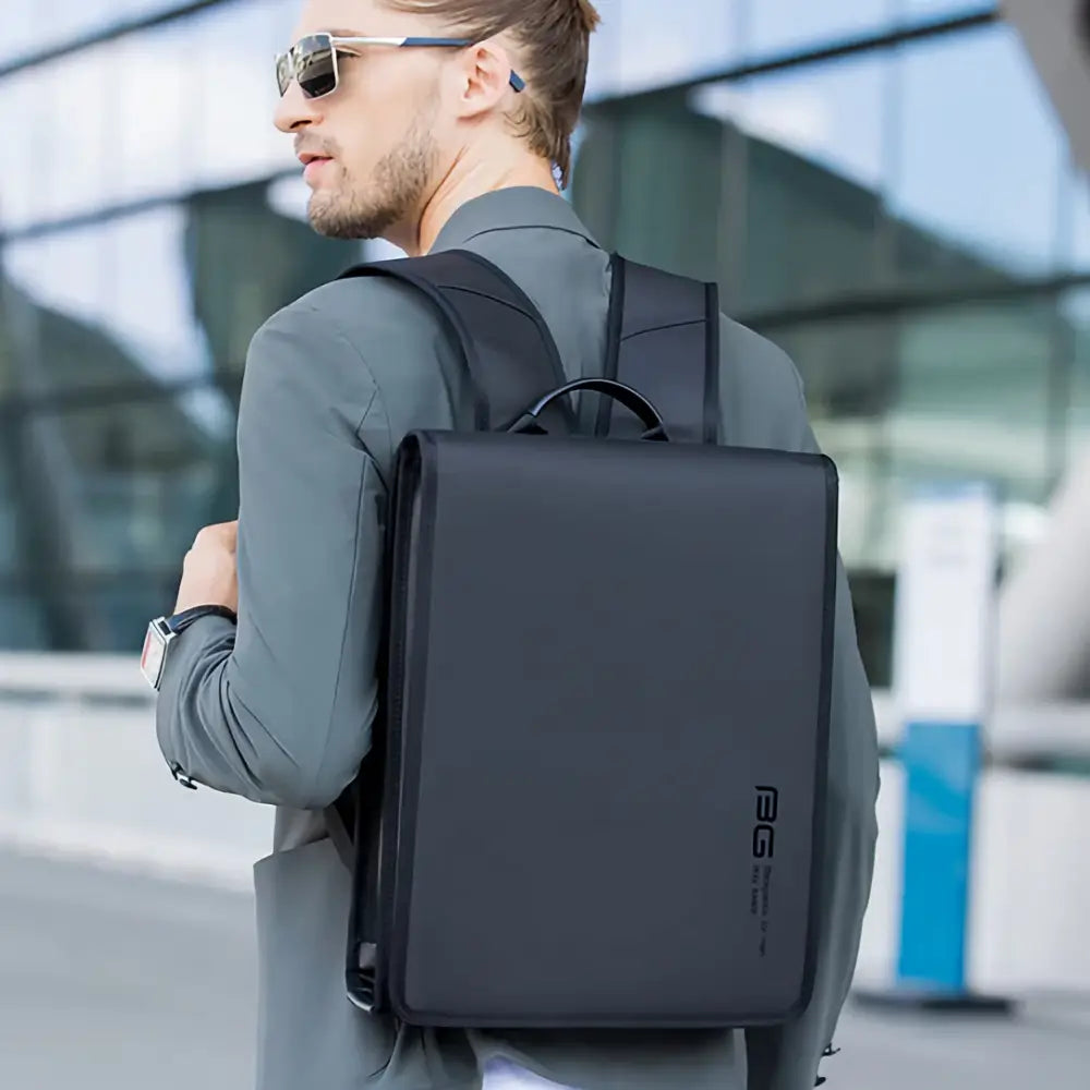 Sac à dos rectangulaire noir.