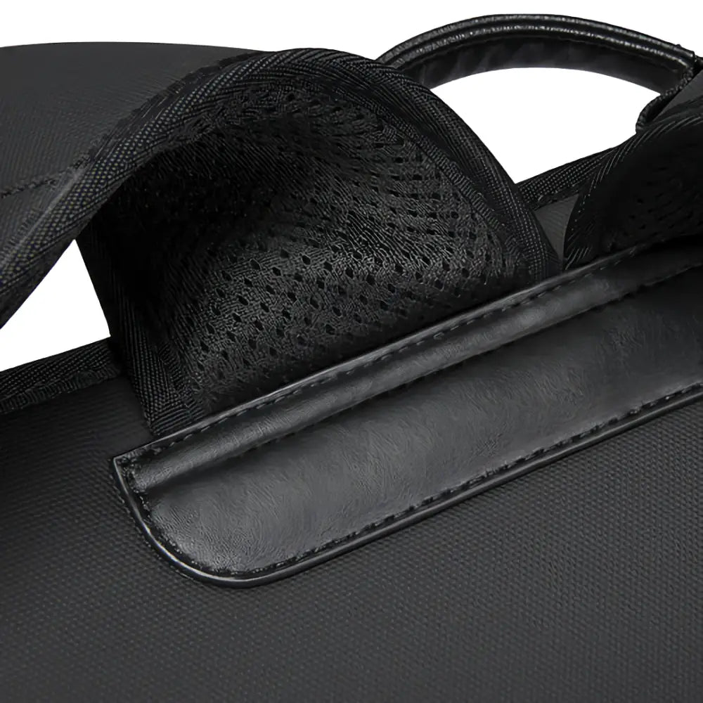 Sac à dos noir avec bretelles.