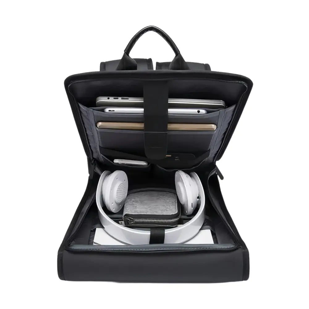 Sac à dos noir ouvert contenant des appareils électroniques.