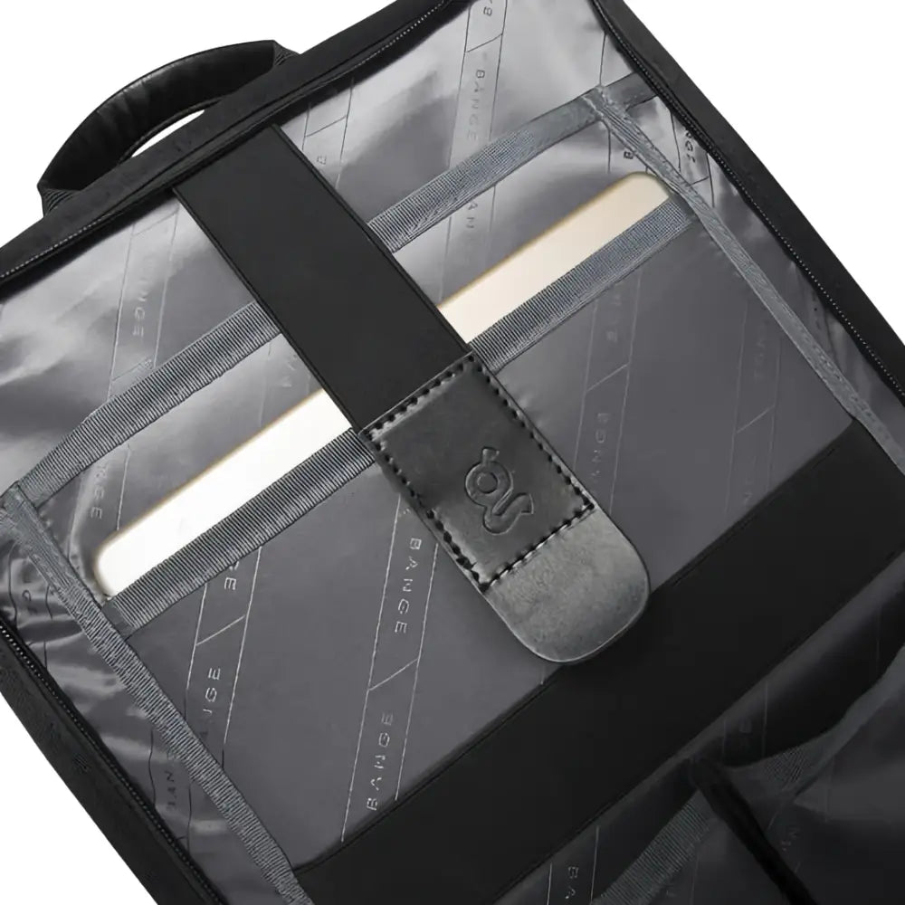 Sac à dos noir ouvert avec tablette.