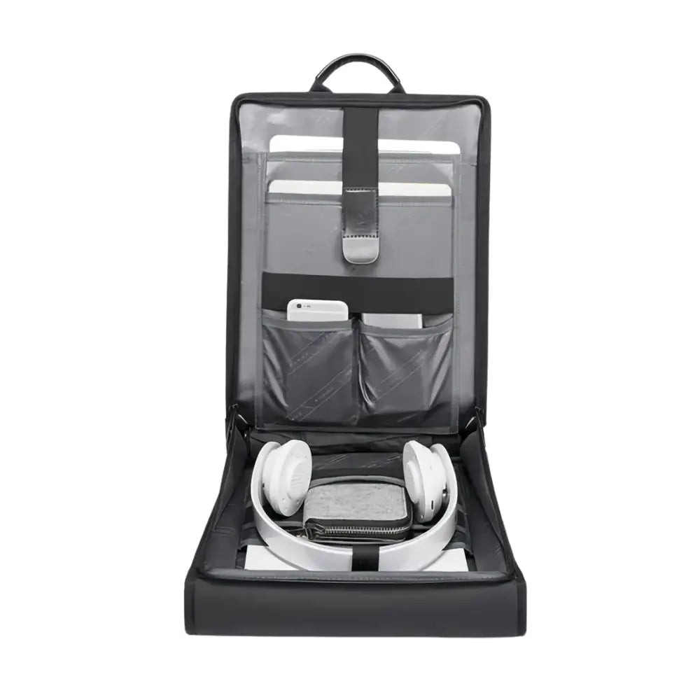 Sac à dos noir ouvert avec poches intérieures et accessoires.