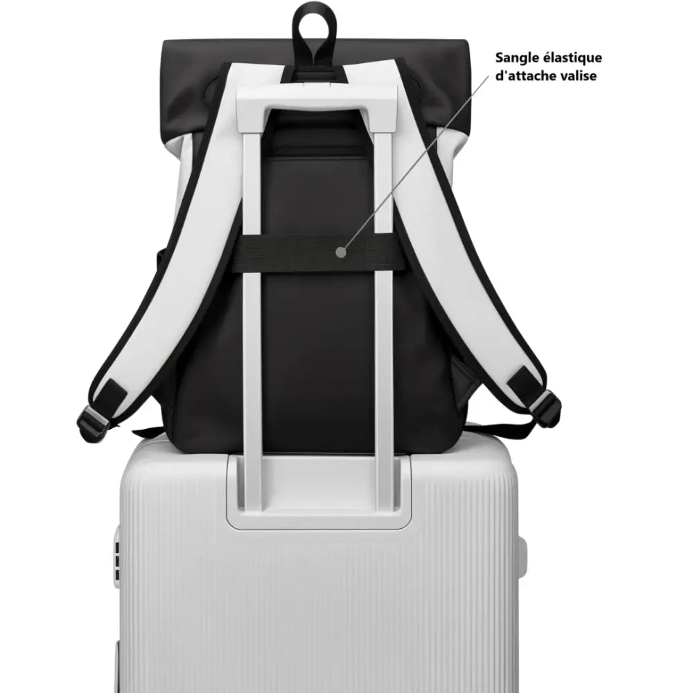 Sac à dos fashion Vogetti noir et blanc sur une valise, s’impose dans vestiaire contemporain