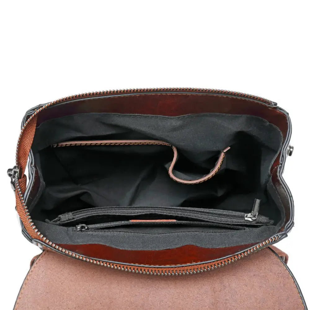 Intérieur ouvert du sac à dos femme cuir chic Vittorio en similicuir premium