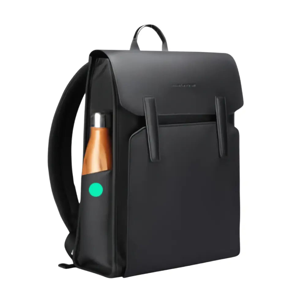 Sac à dos en cuir noir avec bouteille d’eau.