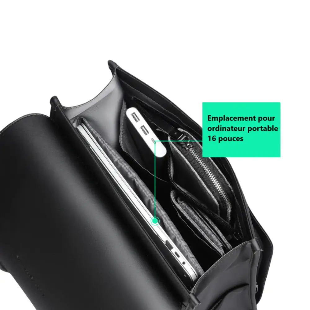 Sac ouvert en cuir noir.