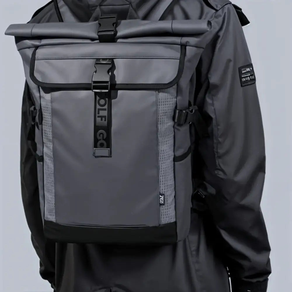 Sac à dos gris à roulettes.