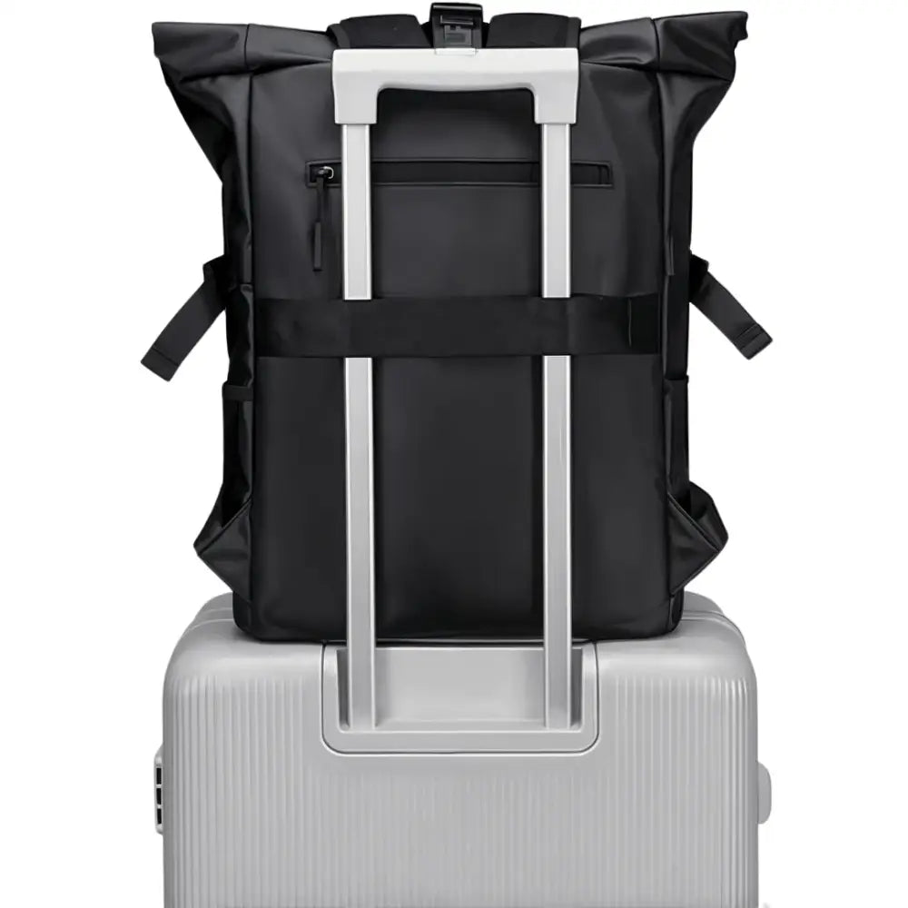 Sac à dos noir à roulettes sur une valise.