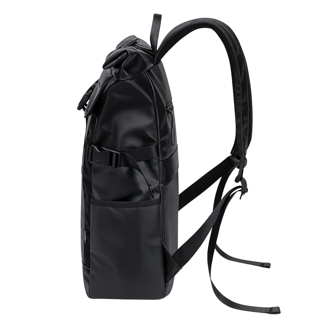 Sac à dos à roulettes noir.