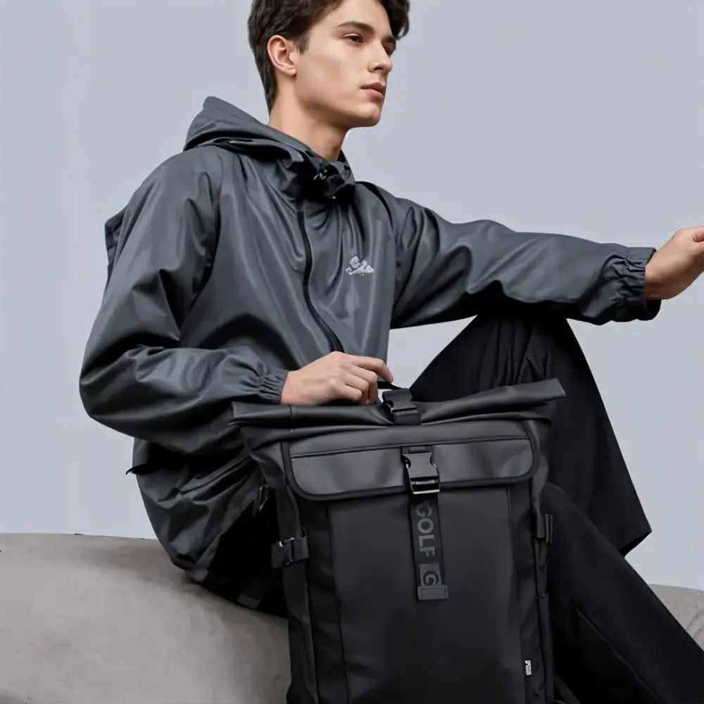 Sac à dos à roulettes noir.