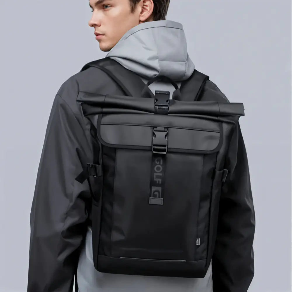 Sac à dos à roulettes noir.