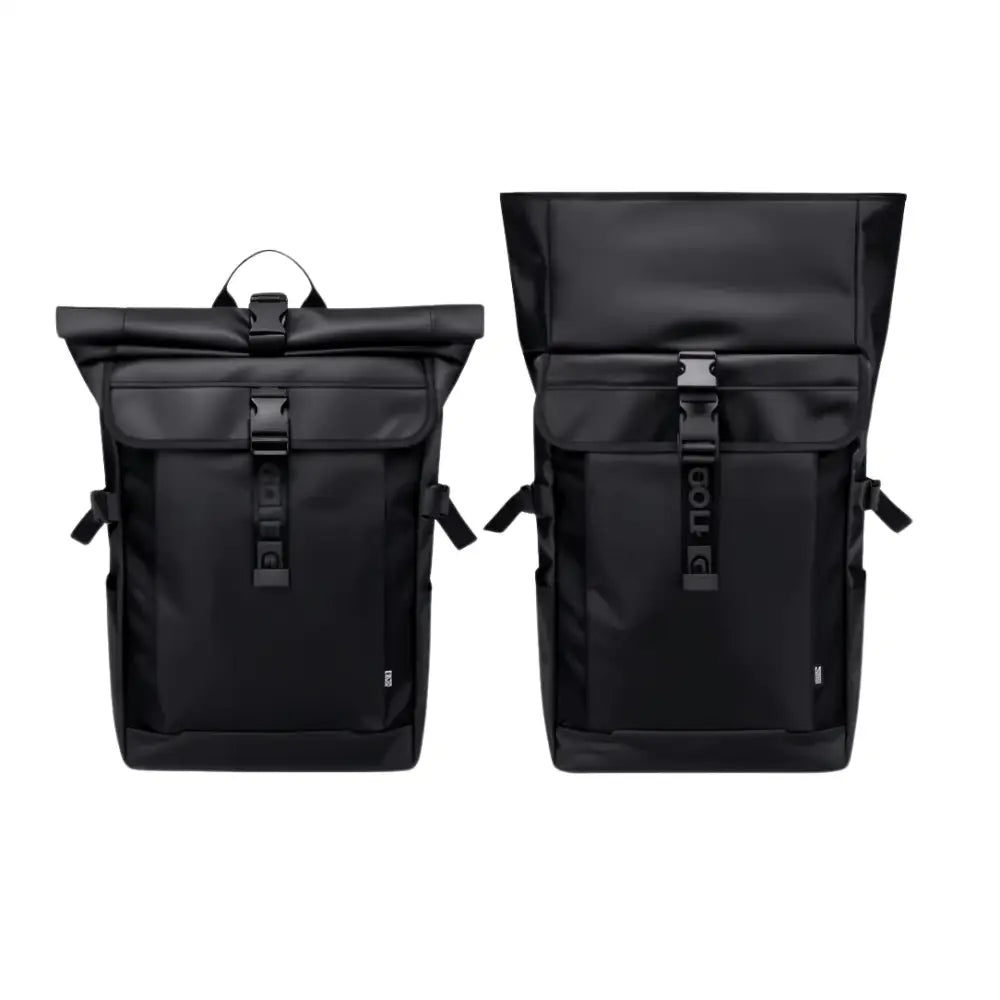 Deux sacs à dos noirs à roulettes.