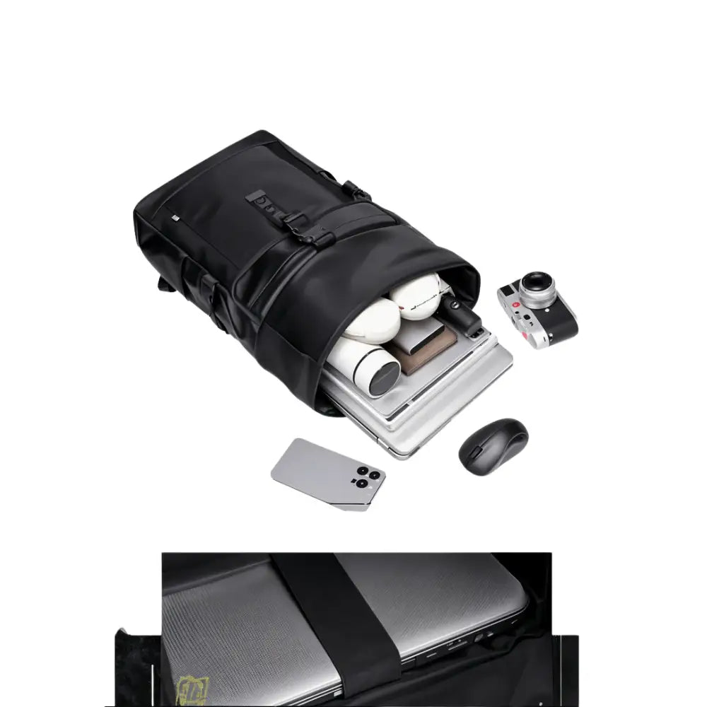 Sac à dos noir ouvert contenant des appareils électroniques.