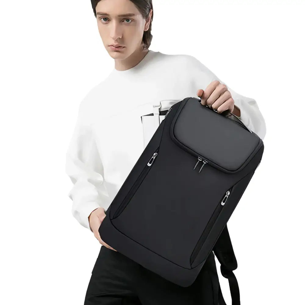 Sac à dos noir avec poches zippées.
