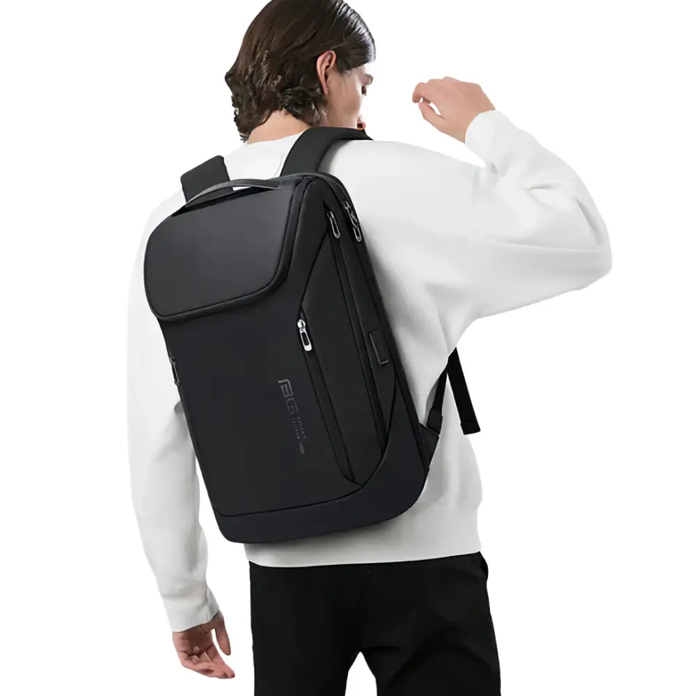 Sac à dos noir avec rabat supérieur.