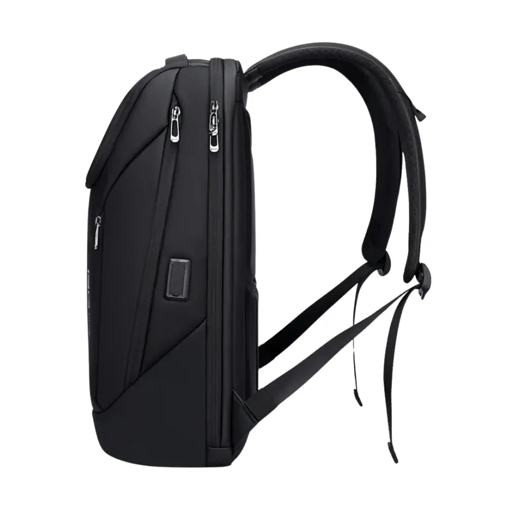 Sac à dos noir avec bretelles rembourrées.