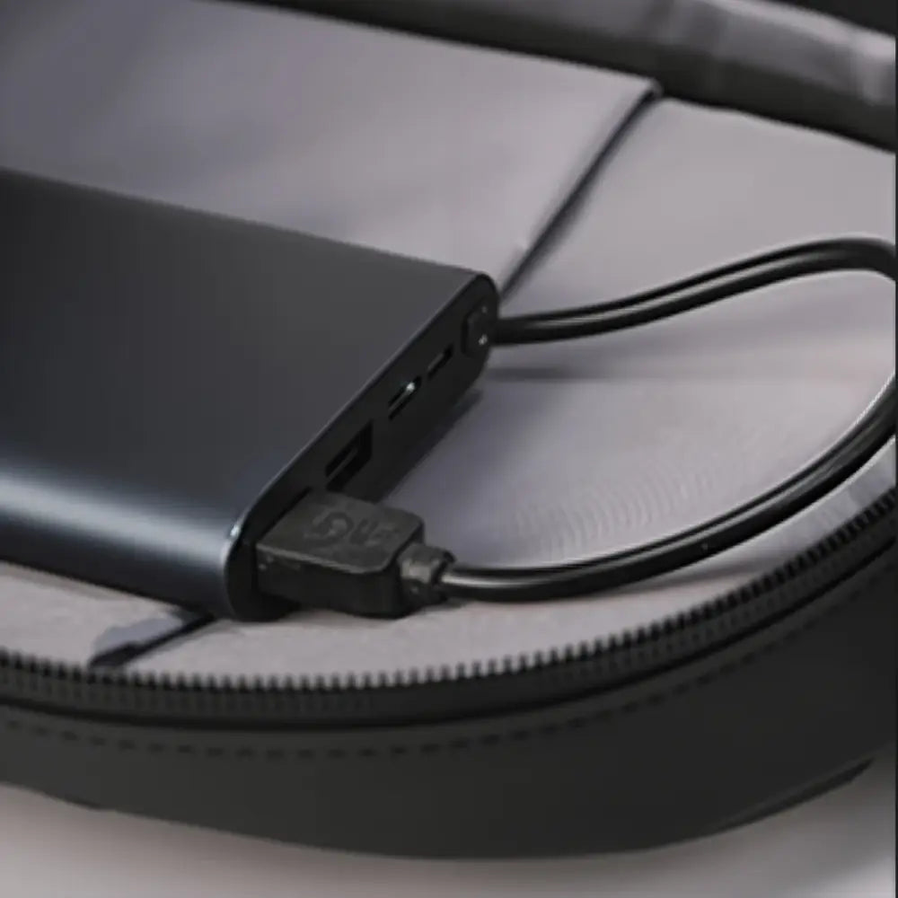 Power bank noir avec câble dans le Sac à dos ordinateur 14 pouces Aéro I