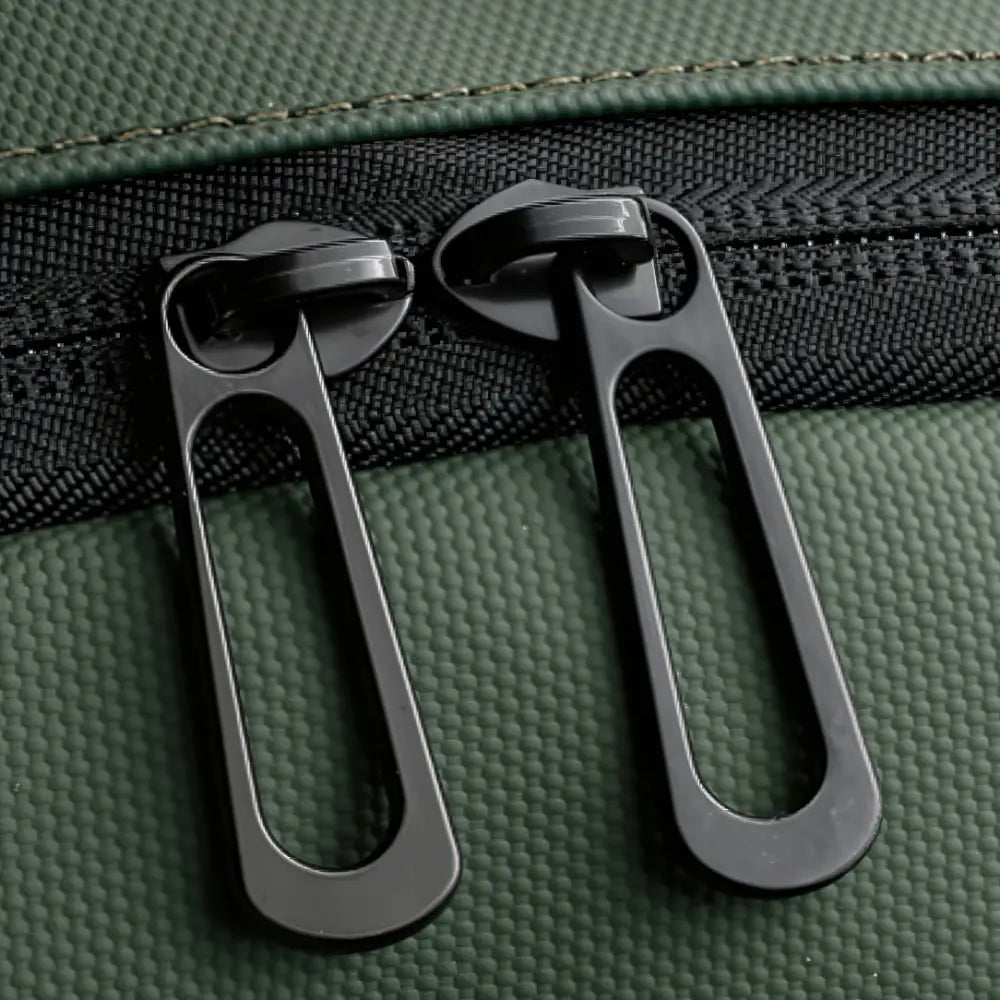 Deux tirettes de fermeture éclair noires sur le Sac à dos ordinateur 14 pouces Aéro I