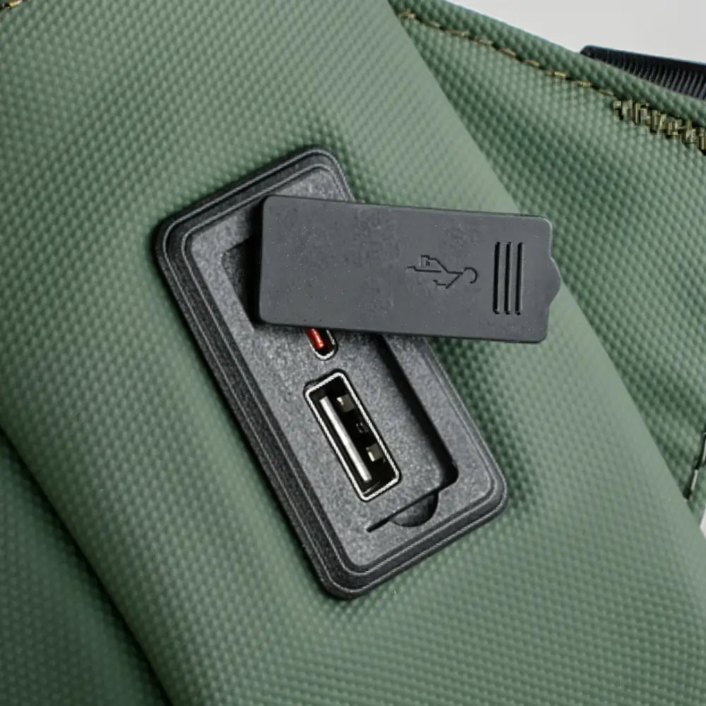 Prise USB avec capuchon de protection sur Sac à dos ordinateur 14 pouces Aéro I