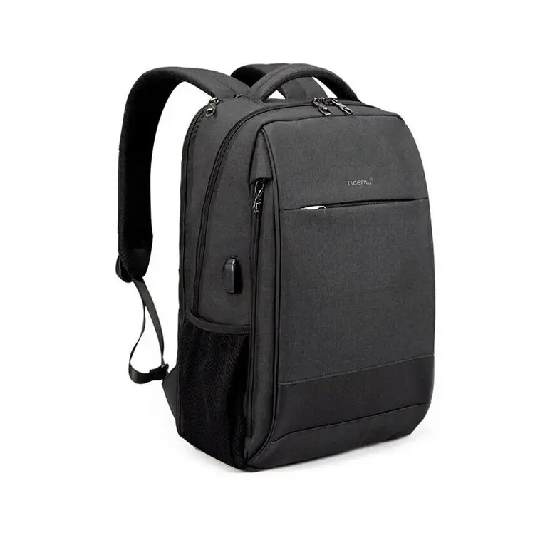 Sac à dos noir avec bretelles rembourrées.