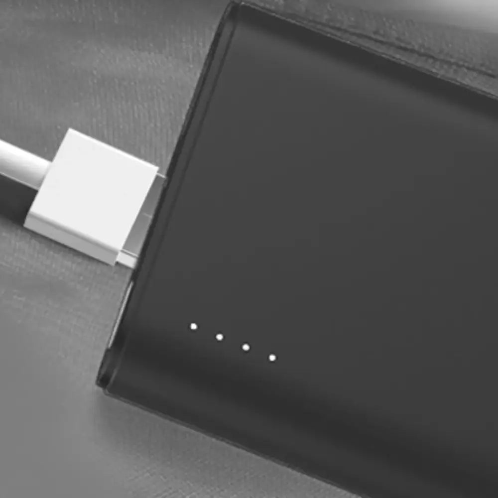 Power bank noir avec câble de chargement dans le Sac à dos ordinateur 15 pouces imperméable Aéro II