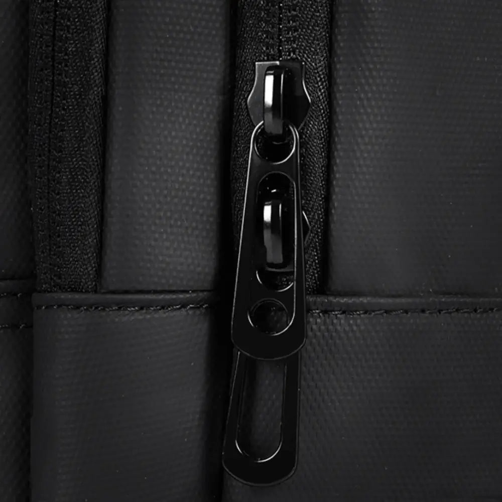 Poignée de fermeture éclair noire sur le Sac à dos ordinateur 15 pouces imperméable Aéro II