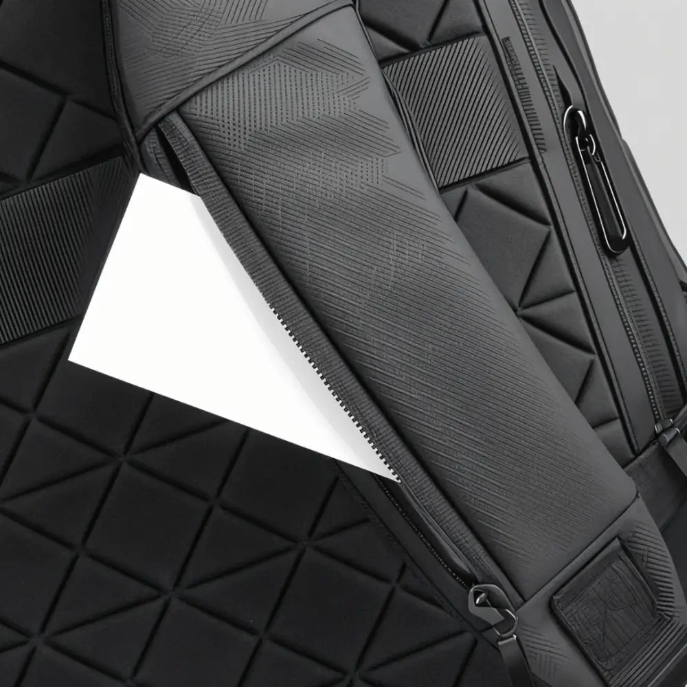 Sac à dos géométrique noir.