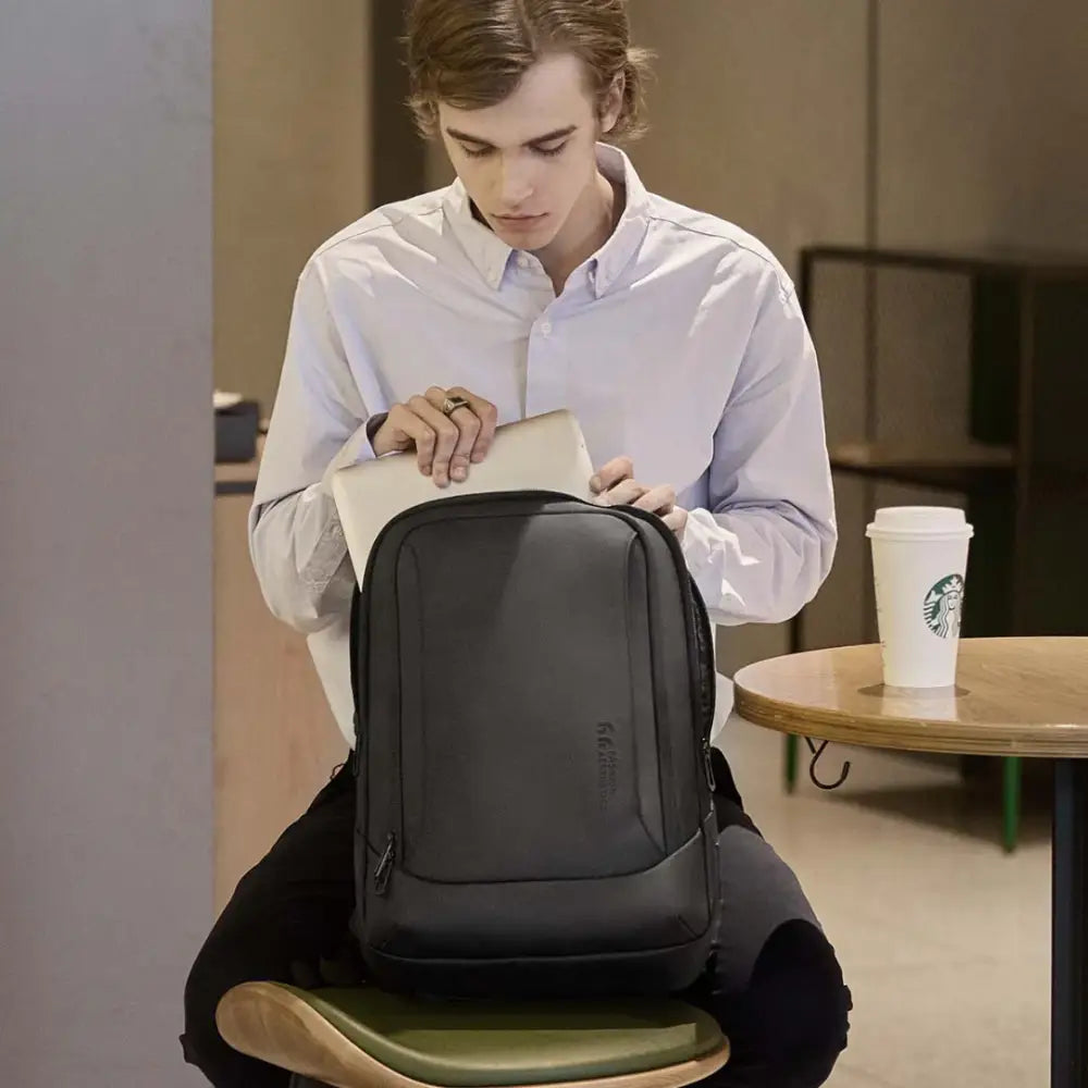 Sac à dos noir pour ordinateur portable.