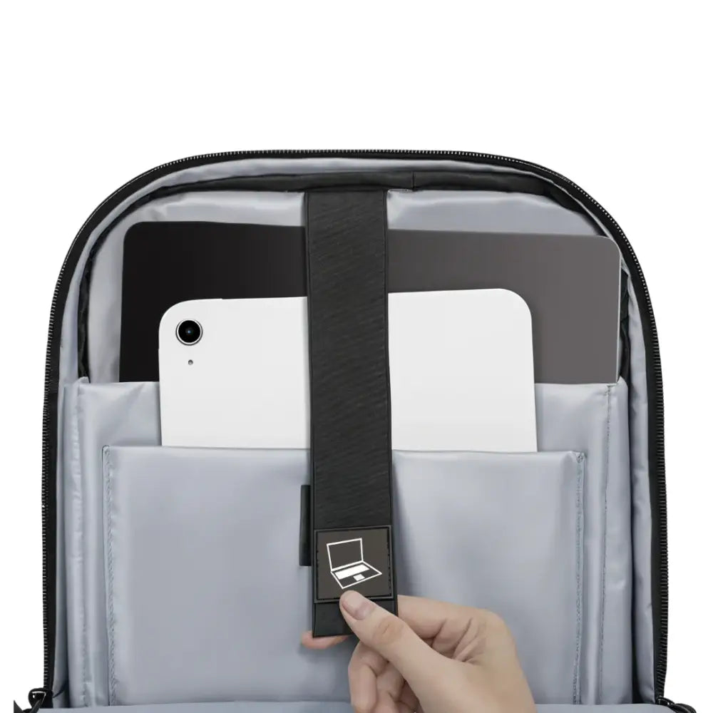 Sac à dos ouvert avec ordinateur portable et tablette.