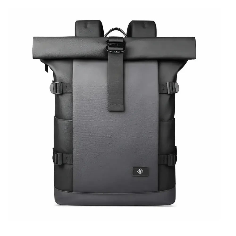 Sac à dos gris à roulettes.