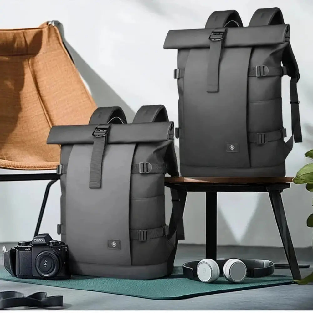 Deux sacs à dos à roulettes.