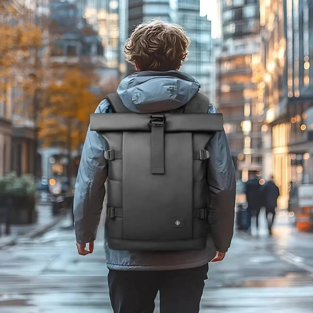 Sac à dos gris à roulettes.