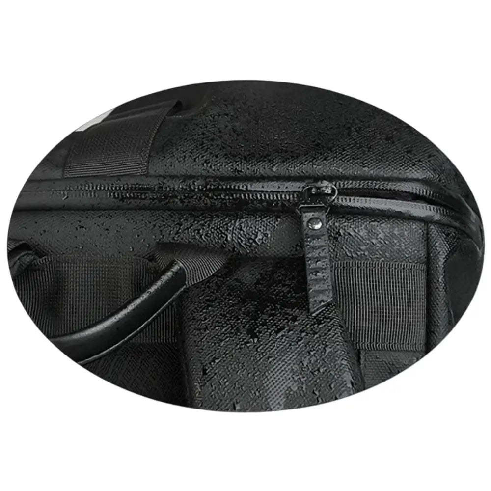 Sac imperméable noir avec fermeture à glissière.