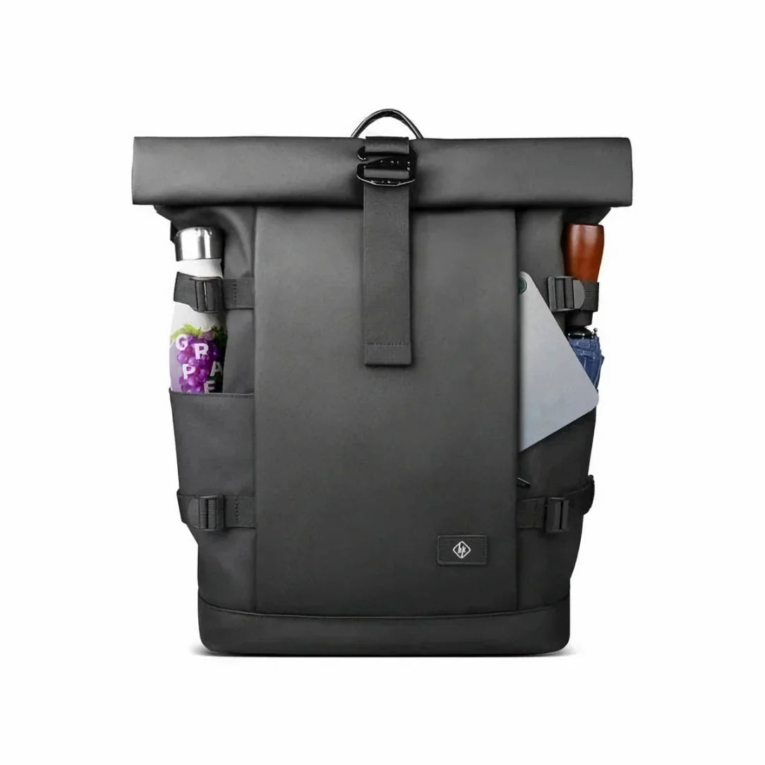 Sac à dos à roulettes noir.