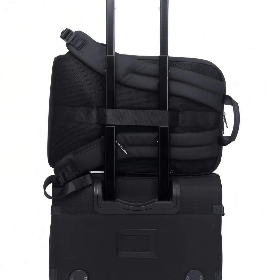 Sac à dos ordinateur étanche Aquenox noir sur une valise pour un voyage pratique