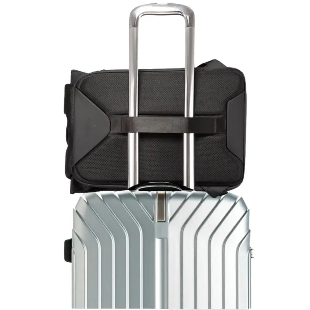 Valise argentée avec sac noir attaché.