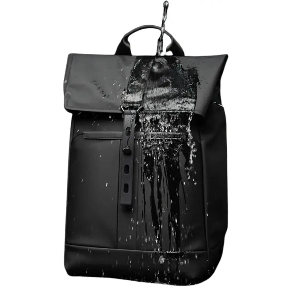 Sac à dos noir imperméable.
