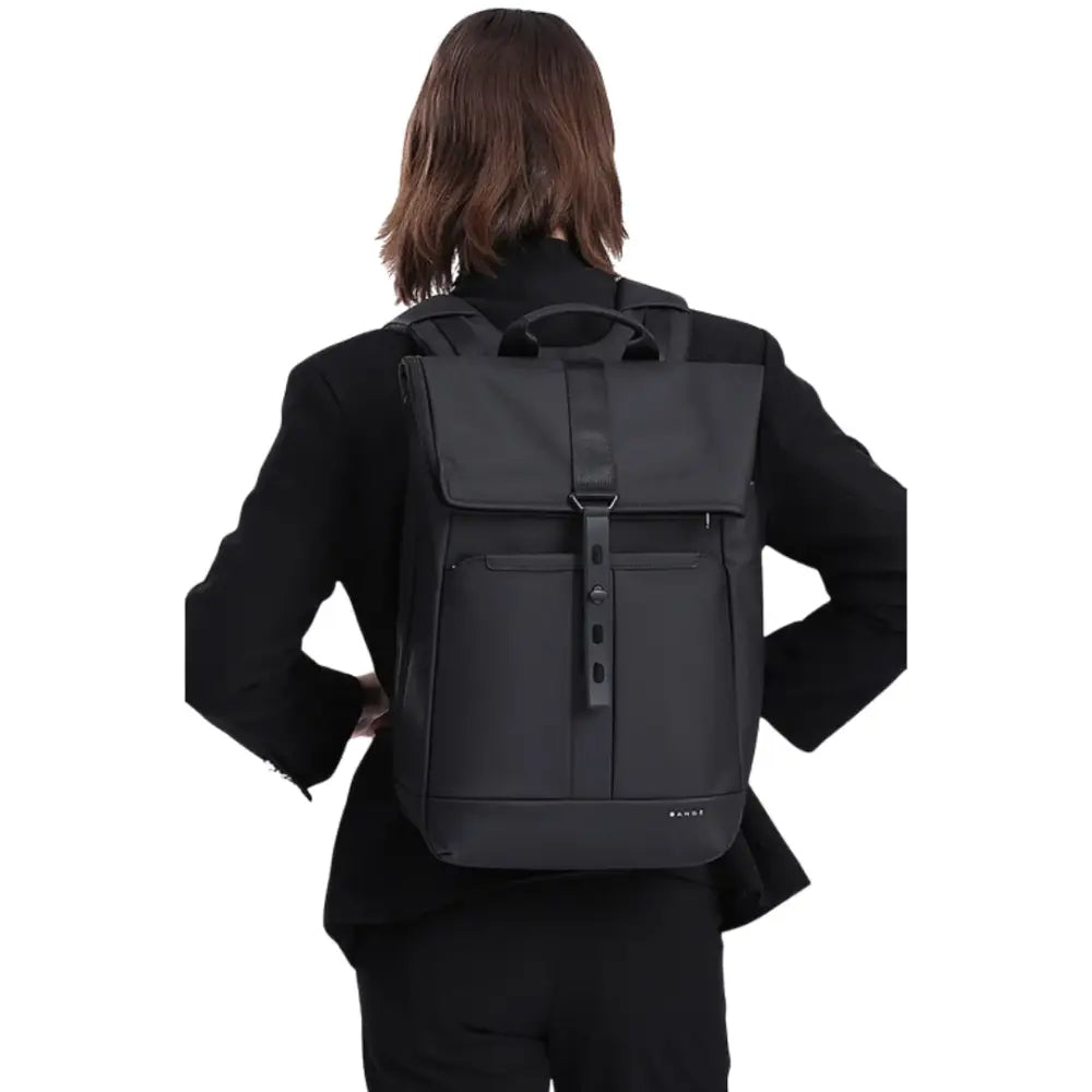 Sac à dos noir avec fermeture à rabat.