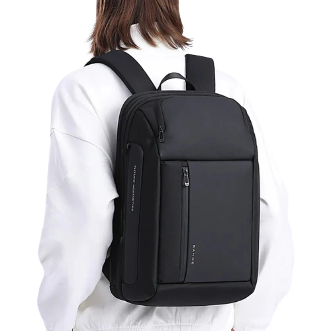 Sac à dos noir à compartiments multiples.