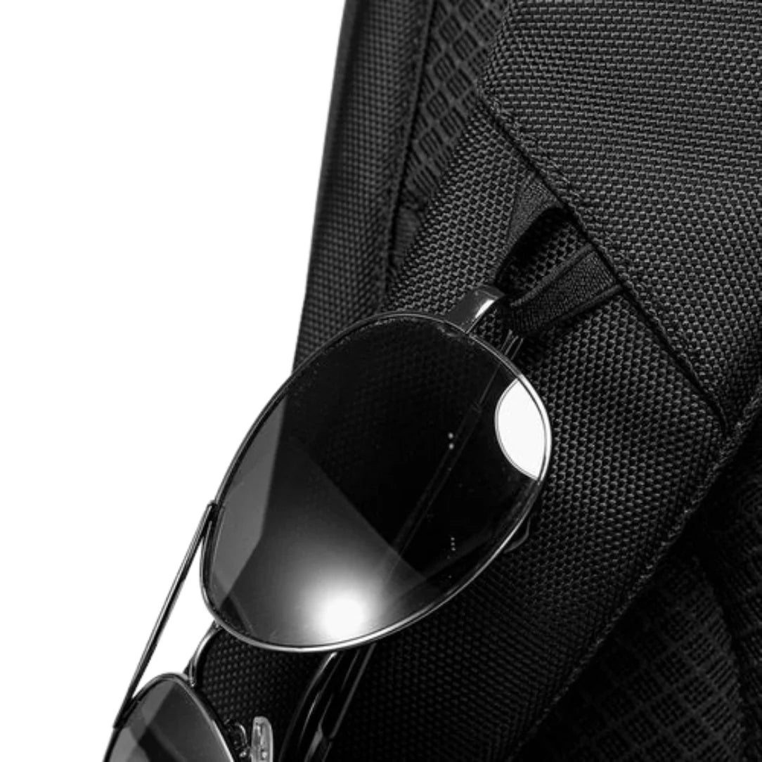 Lunettes de soleil suspendues à un tissu noir.
