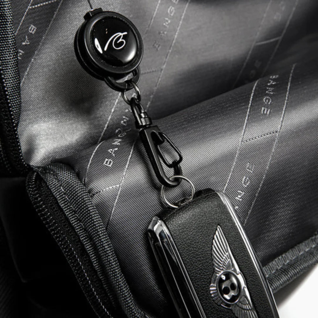 Porte-clés noir rétractable avec clé de voiture.