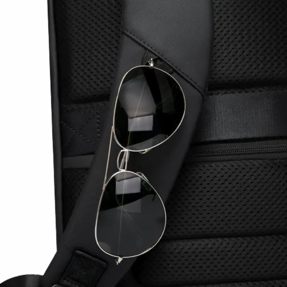 Lunettes de soleil aviateur à monture argentée.