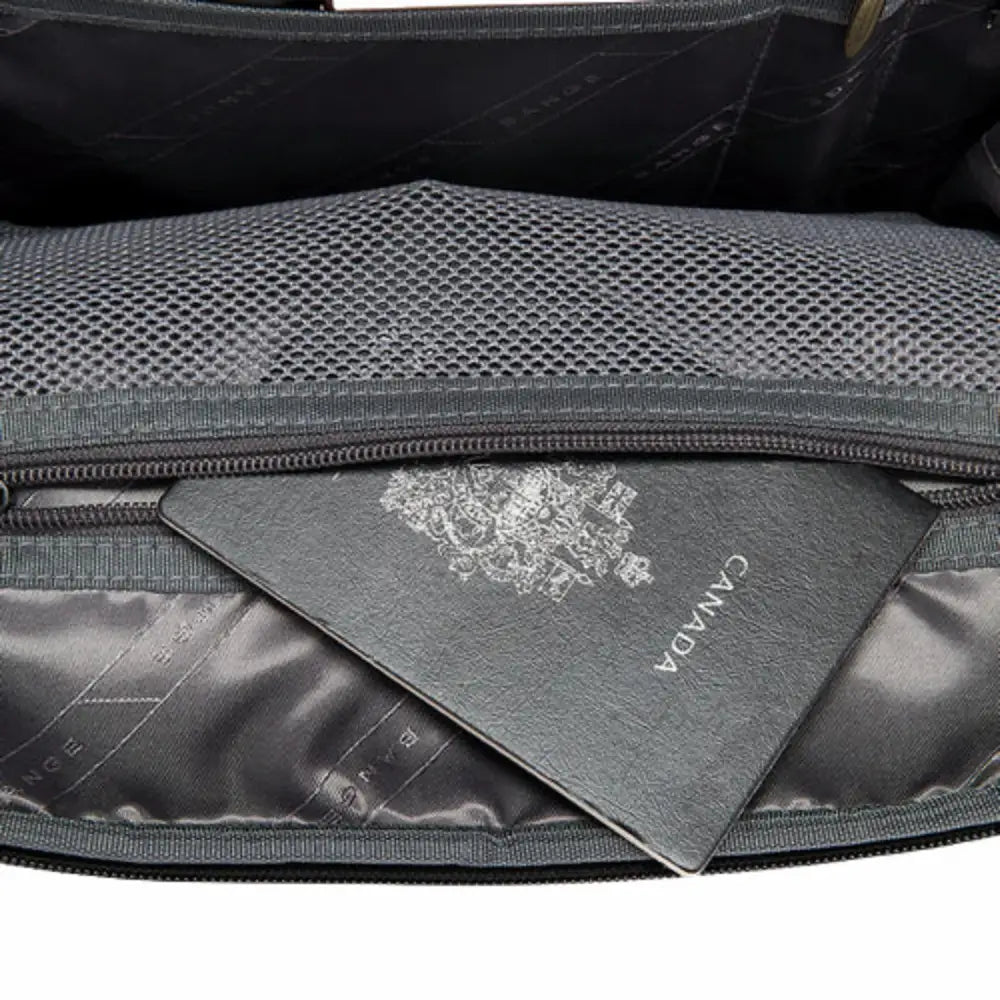 Passeport canadien dans un sac.