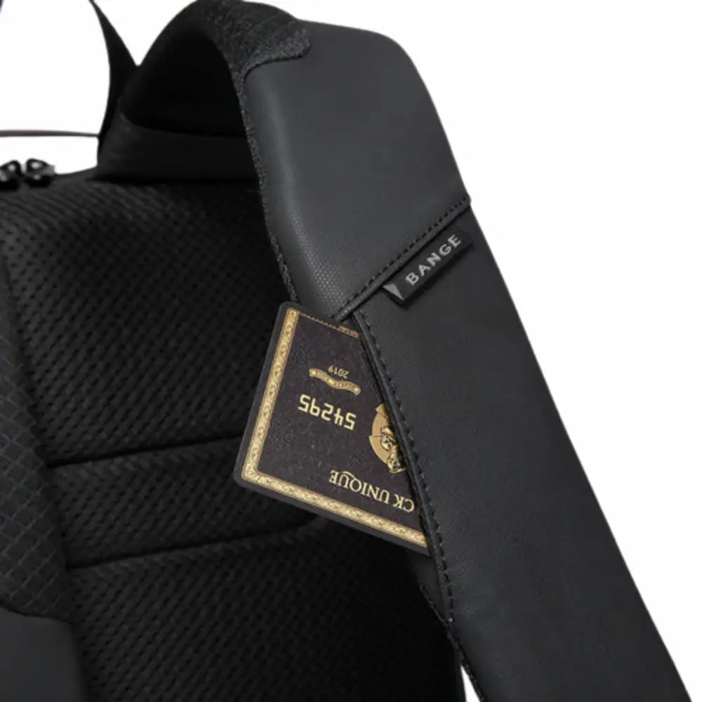 Sac à dos noir à bandoulière avec carte.